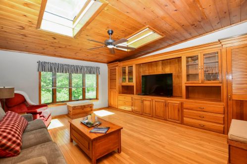 21 Floyd Rd, Derry, NH 03038-4822