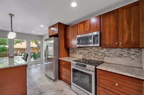 1011 Oxfordshire Dr, Carrollton TX 75007-4817 exterior