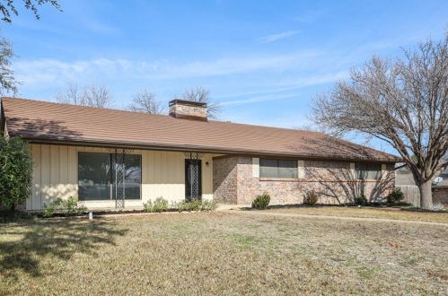 6940 Bal Lake Dr, Fort Worth, TX 76116-8018