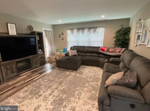 227 Derry Hill Ct, Mount Laurel, NJ 08054-3709