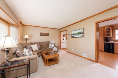 3 Locust Ter, Middletown, NJ 07748-1453