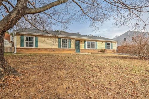 217 Spring Grove Dr, Vinton, VA 24179-1527