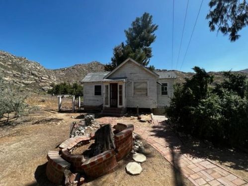 2270 Mt Vernon Ave, Riverside CA  92507-4624 exterior