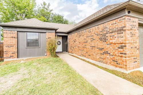 4637 Feathercrest Dr, Fort Worth TX  76137-1543 exterior