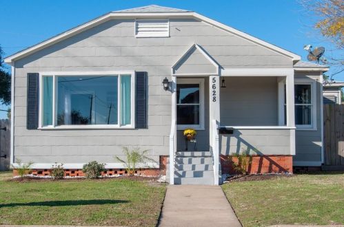 5628 Borden Ave, Galveston, TX 77551-5051