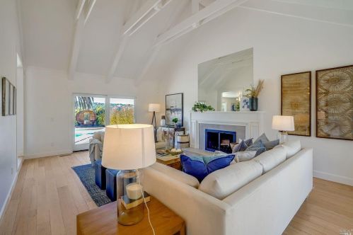19 Lagoon Rd, San Rafael, CA 94901-1522