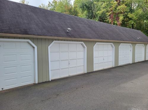 18 Fairway Dr, Cheshire CT  06410-2371 exterior