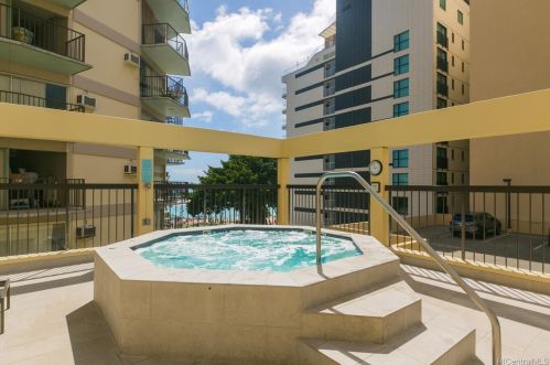 2470 Kalakaua Ave, Honolulu HI  96815-3265 exterior