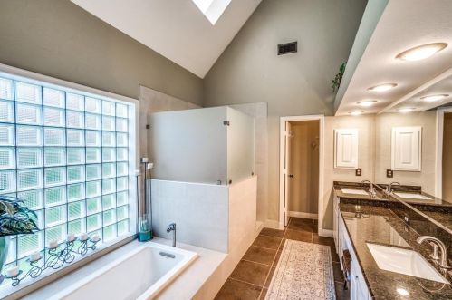 2339 Highland Hts Ln, Carrollton TX 75007-2033 exterior