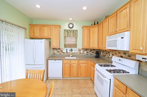 175 Meadowlark Dr, Trenton NJ  08690-3545 exterior