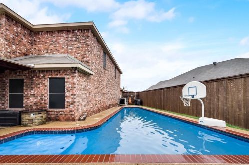 5568 Thunder Bay Dr, Fort Worth TX  76119-8505 exterior