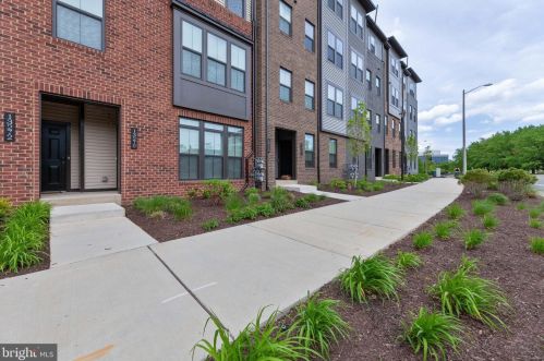 13272 Woodland Park Rd, Herndon, VA 20171-3000