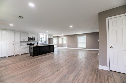 1741 Hialeah, Taylor Lake Village TX 77586-2938 exterior