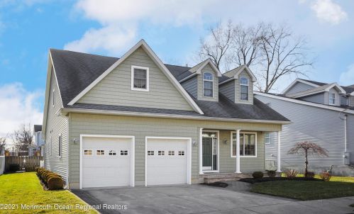 77 Clinton St, Middletown, NJ 07748-5315