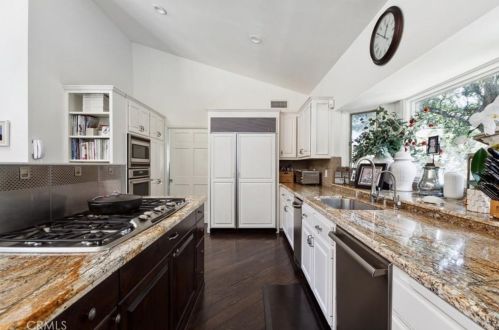 1566 Hillside Dr, Glendale CA  91208-2456 exterior