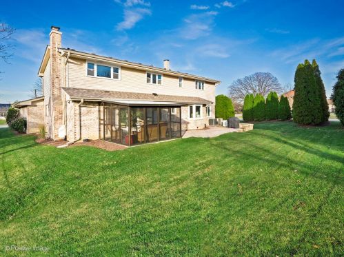 303 Waterford Dr, Willowbrook IL  60527-5463 exterior