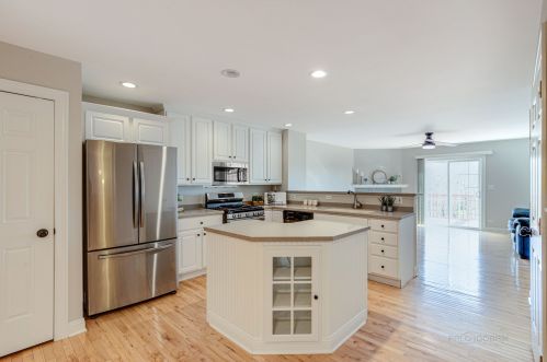 1507 Queen Ann Ln, Gurnee, IL 60031-1902