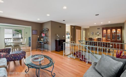 616 Armstrong Ct, Buffalo Grove, IL 60089-1823