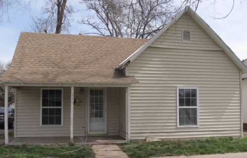 514 Pioneer Ave, Lyons, KS 67554-1423