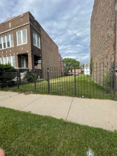7451 Champlain Ave, Chicago, IL 60619-1805