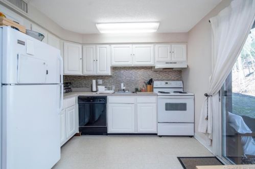 4 Loveland Hill Rd, Vernon, CT 06066-2304