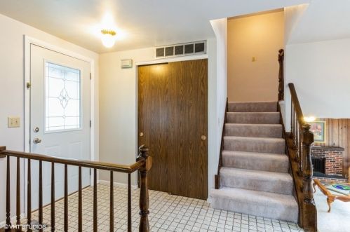 2 Plum Tree Ct, Streamwood, IL 60107-1922