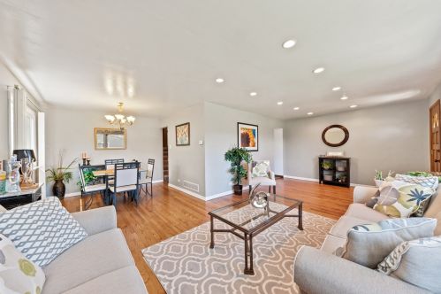2148 Old Hicks Rd, Palatine, IL 60074-1213