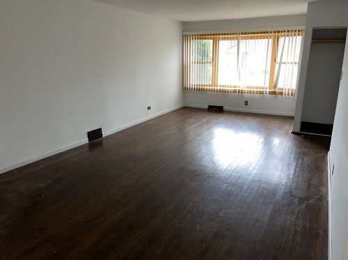 9035 Oglesby Ave, Chicago, IL 60617-3853