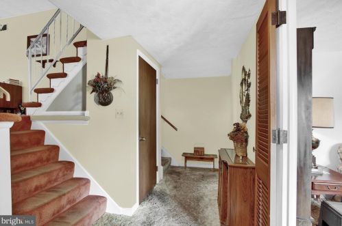 2563 Schoolhouse Ln, York, PA 17402-3918
