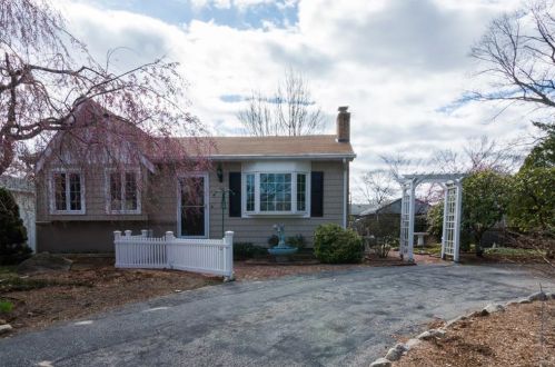 5 Eldridge Ave, Warwick, RI 02886-8808