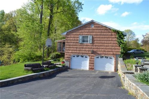 2 Falcon Ln, Huntington, CT 06484-5406