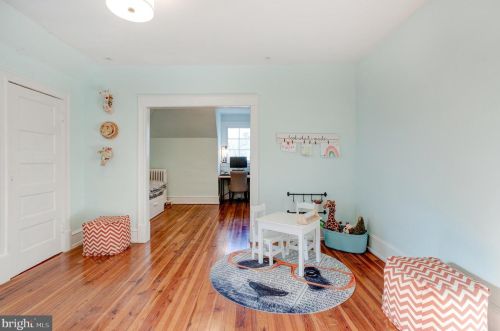 301 Gravers Ln, Philadelphia PA 19118-2802 exterior