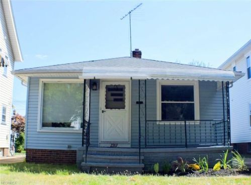 2207 Waterbury Rd, Cleveland OH  44107-6216 exterior