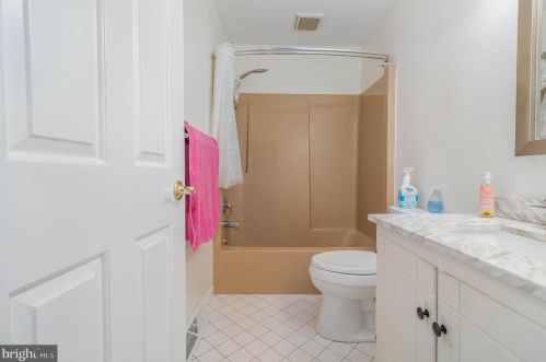 102 Suncrest Rd, Lancaster PA  17601-4834 exterior