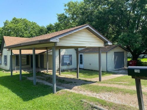 104 Locust St, Whitewright, TX 75491-2235