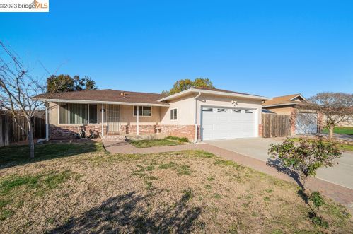 829 Bennington St, Manteca, CA 95336-3301