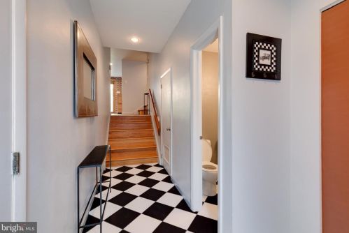 111 Bainbridge St, Philadelphia, PA 19147-2401