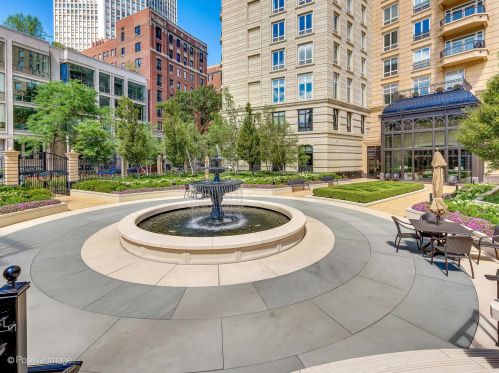 2550 Lakeview Ave, Chicago IL  60614-2045 exterior