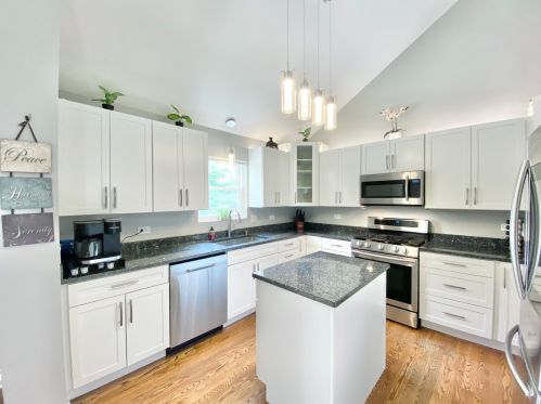 8165 Brickstone Dr, Frankfort, IL 60423-8684