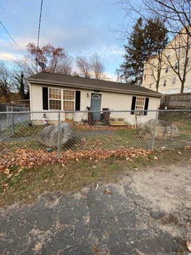 385 Walnut St, Waterbury, CT 06704-3125
