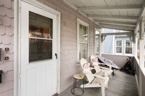 89 Van Zandt Ave, Middletown, RI 02840-1632