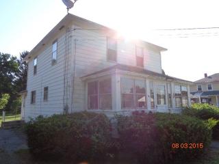 14 Canterbury Rd, Plainfield, CT 06374-1004