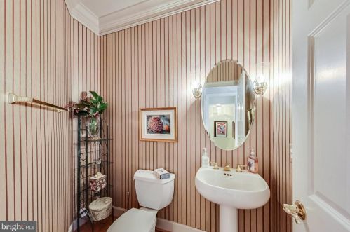 6420 Lake Meadow Dr, Springfield VA  22015-3927 exterior