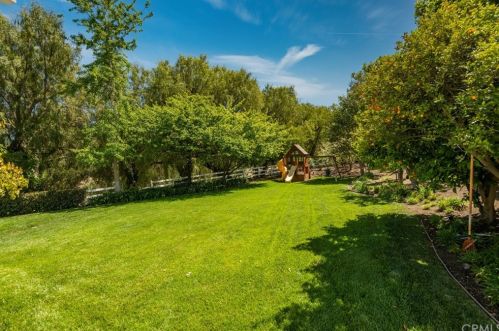 1 Williamsburg Ln, Palos Verdes Estates, CA 90274-4056