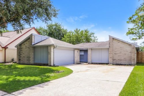 10936 Pinewood Ct, Morgans Point TX  77571-4358 exterior