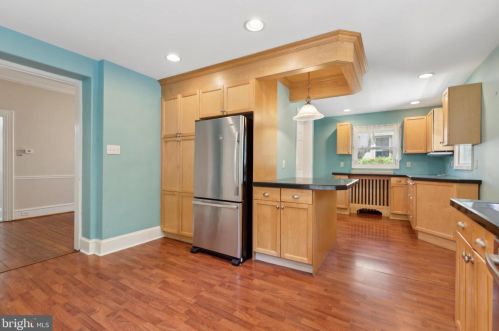 28 Gravers Ln, Philadelphia PA 19118-4132 exterior