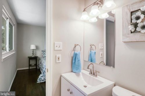 5502 Kings Park Dr, Springfield VA  22151-1106 exterior