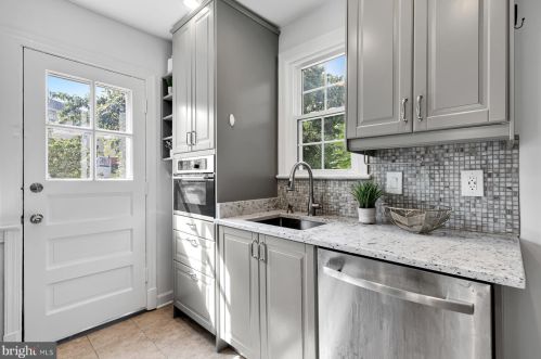 618 Wayne Ave, Silver Spring MD  20910-5556 exterior