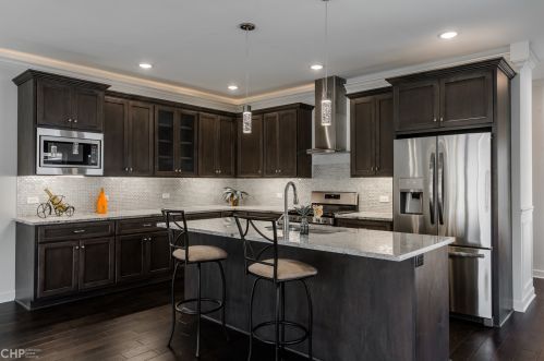 942 Loomis St, Naperville, IL 60563-2742