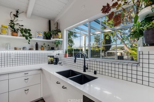 8010 Crosnoe Ave, Van Nuys CA  91402-5529 exterior